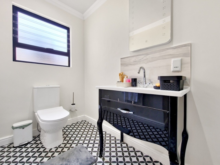 To Let 7 Bedroom Property for Rent in Camps Bay Western Cape